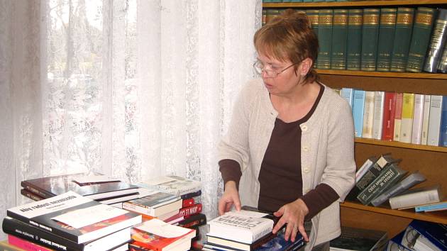 IVONA LESÁKOVÁ JEZDÍ ZA NEMOBILNÍMI čtenáři chebské knihovny už léta. Služba rozvozu knih ale v této chebské instituci funguje nepřetržitě od roku 1961.		  