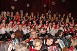 TÉMĚŘ 120 ÚČINKUJÍCÍCH se představilo na Vánočním koncertu Akordeonového orchestru Alexandra Smutného v Mariánských Lázních. 