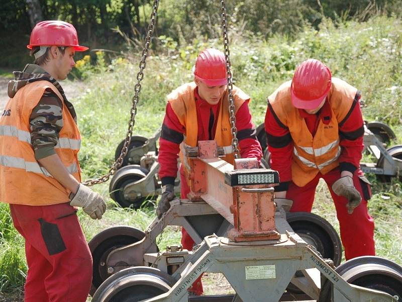 PRÁCE NA POSLEDNÍ ČÁSTI třetího tranzitního koridoru na trati Cheb Cheb státní hranice jsou v plném proudu. Stavebníci právě nyní připravují okolí kolem trati pro novou etapu. 