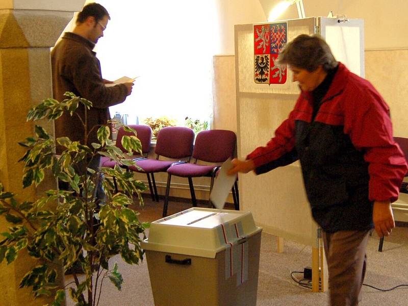 VOLIČI SE NEDALI ODRADIT předvolebními půtkami kandidátů do Senátu a už před čtrnáctou hodinou, kdy se otevřely volební místnosti, čekali, až budou moci vhodit do urny svůj hlas. 