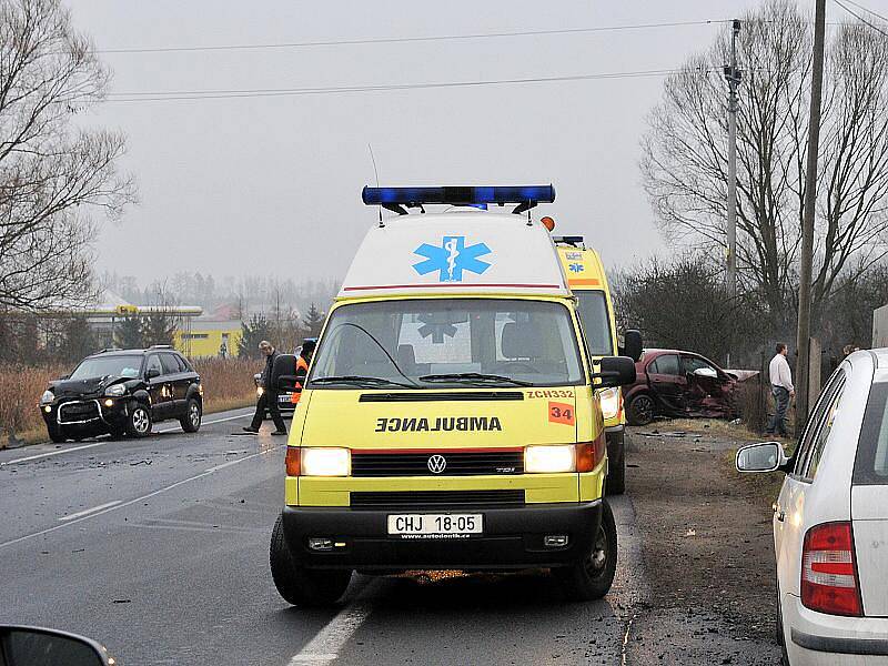 K vážné dopravní nehodě tří osobních automobilů došlo na silnici číslo 21 u Františkových Lázní.