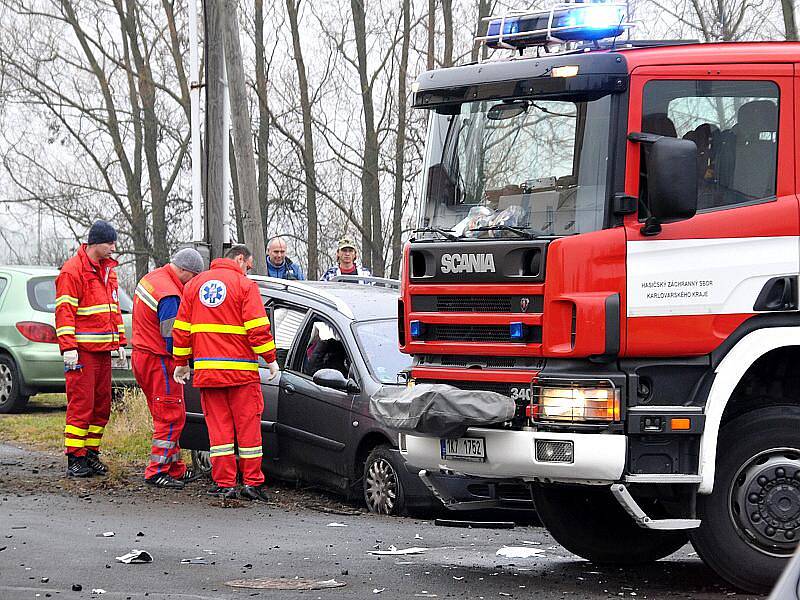 K vážné dopravní nehodě tří osobních automobilů došlo na silnici číslo 21 u Františkových Lázní.