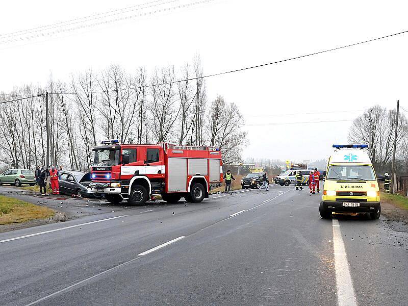 K vážné dopravní nehodě tří osobních automobilů došlo na silnici číslo 21 u Františkových Lázní.