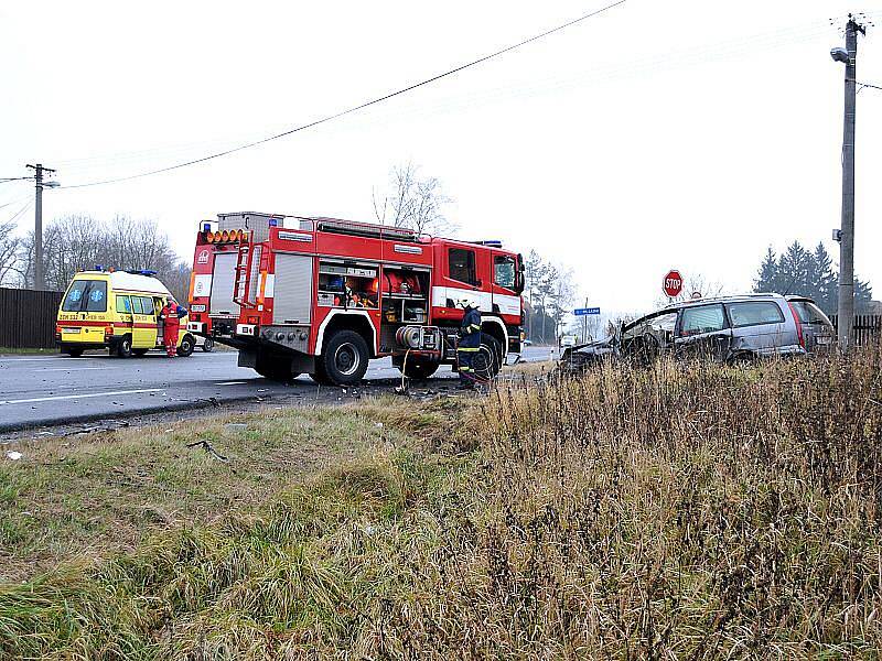 K vážné dopravní nehodě tří osobních automobilů došlo na silnici číslo 21 u Františkových Lázní.