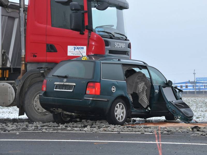 Vážná dopravní nehoda si na hlavní silnici mezi Chebem a Aší nedaleko čerpací stanice Agip vyžádala jeden lidský život. Ten vyhasl při střetu nákladního vozu s osobním, který při vjíždění na hlavní silnici nedal přednost.