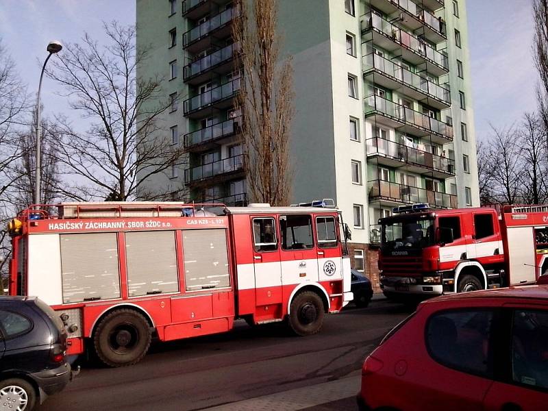 Pět hasičských jednotek v chebské ulici Palackého znepokojilo občany. 