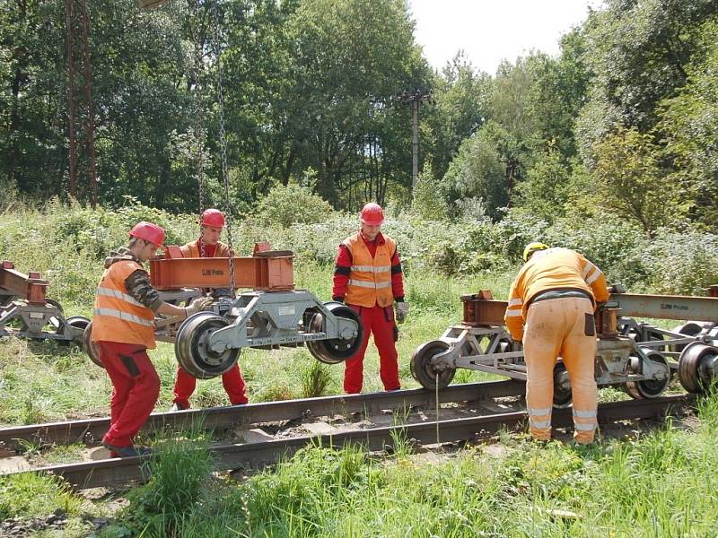 PRÁCE NA POSLEDNÍ ČÁSTI třetího tranzitního koridoru na trati Cheb Cheb státní hranice jsou v plném proudu. Stavebníci právě nyní připravují okolí kolem trati pro novou etapu. 