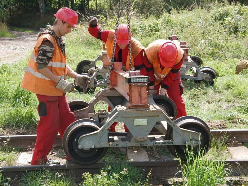 PRÁCE NA POSLEDNÍ ČÁSTI třetího tranzitního koridoru na trati Cheb Cheb státní hranice jsou v plném proudu. Stavebníci právě nyní připravují okolí kolem trati pro novou etapu. 