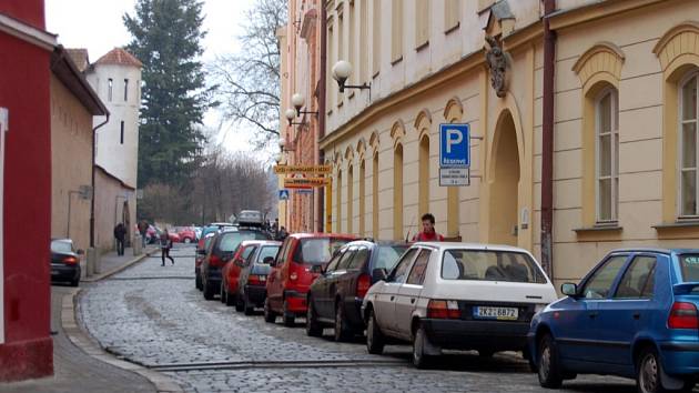 HRADEBNÍ ULICE v Chebu. Zde obtěžoval muž ve žlutém autě nezletilou dívku.