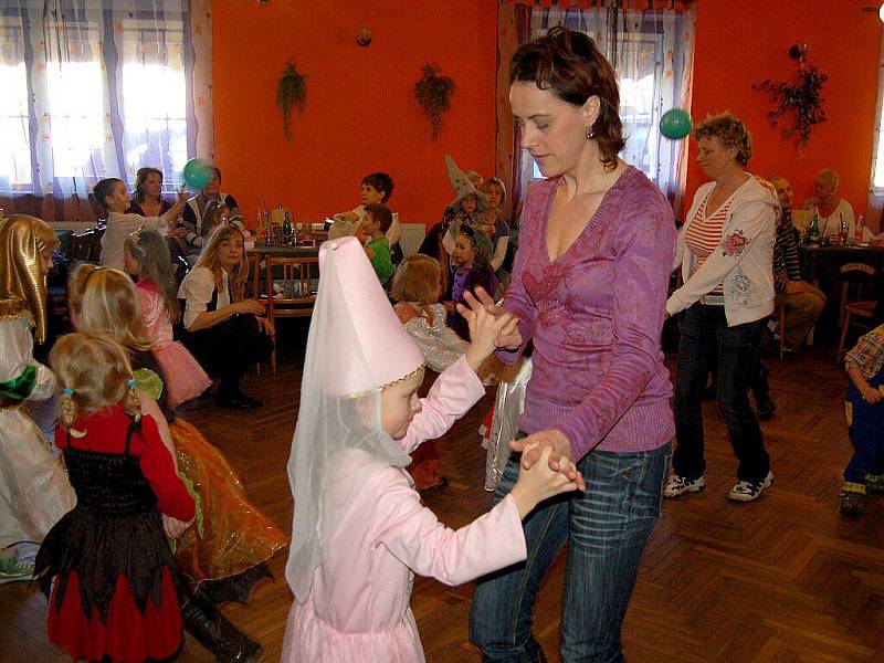 Děti z Chebska si o víkendu užívaly na karnevalu v restauraci v chebské části Háje. 