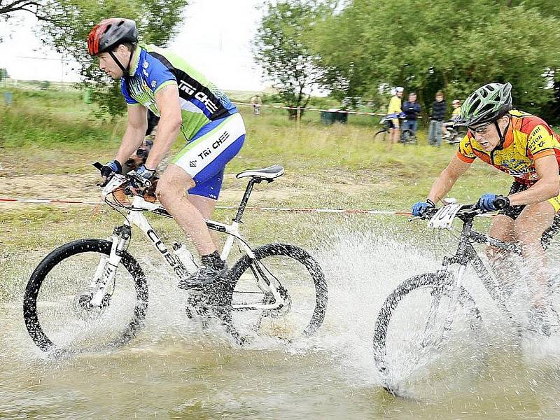 V areálu plovárny Dřenice u Jesenické přehrady se jel premiérový sprint bike