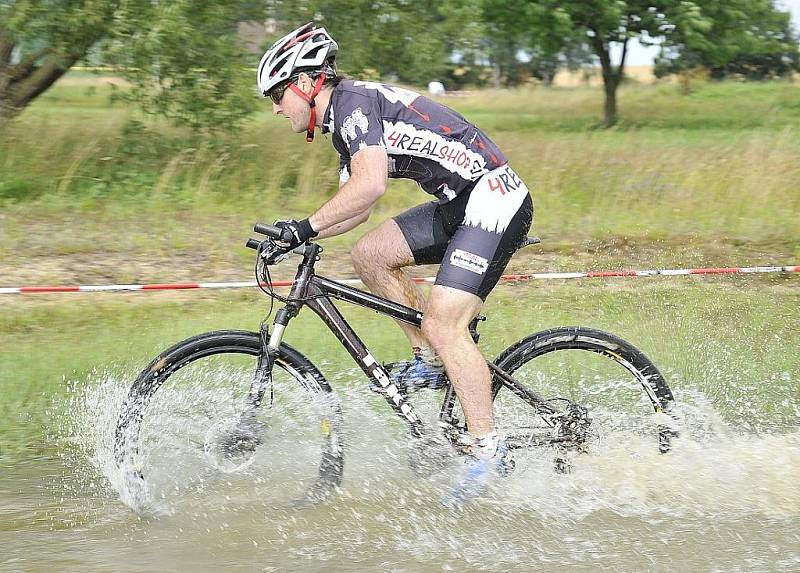 V areálu plovárny Dřenice u Jesenické přehrady se jel premiérový sprint bike