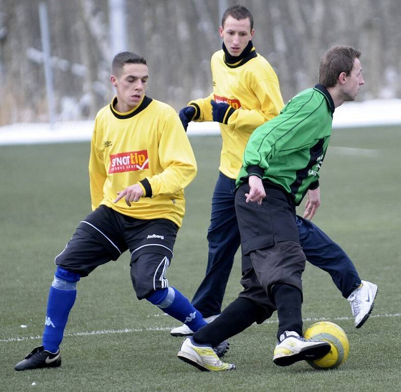 První zápasy zimního fotbalového turnaje ve Františkových Lázních. (ve žlutém Františkovy Lázně, zelení Habartov, červení Union, fialoví Hazlov)