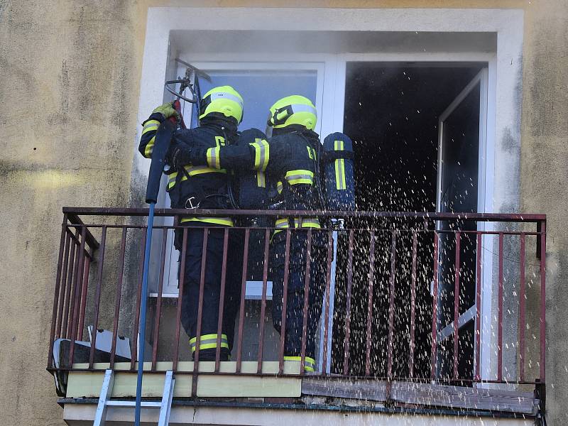 Hasiči zkoušeli Cobru v hořícím panelovém domě, který jim poskytlo město Cheb