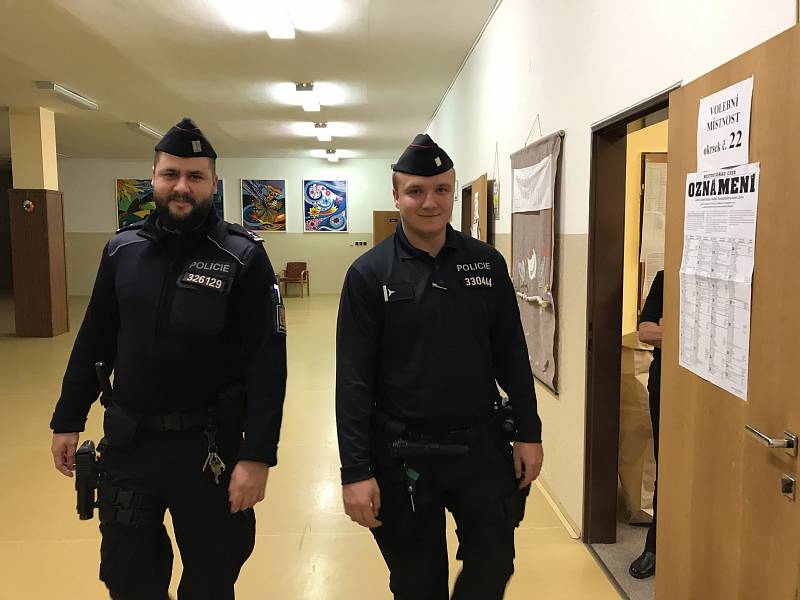 Volby na chebské škole na Zlatém vrchu kontrolovala také policejní hlídka.