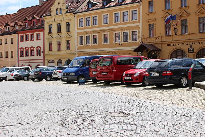 Semestrální práce studentů se zabývaly parkováním v předmostí i revitalizací náměstí, které je stále plné aut.