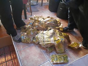 Padesát beden s nekolkovaným tabákem objevili policisté při domovní prohlídce bytového domu v ašské Hlavní ulici.