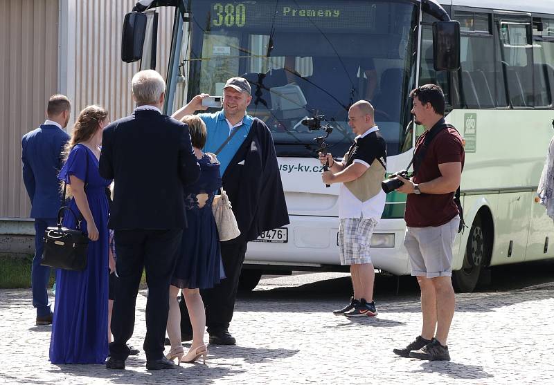 Svatebně nazdobený trolejbus vezl novomanžele Mariánskými Lázněmi