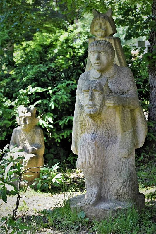 U hotelu Krakonoš v Mariánských Lázních odhalili v sobotu další sochy.