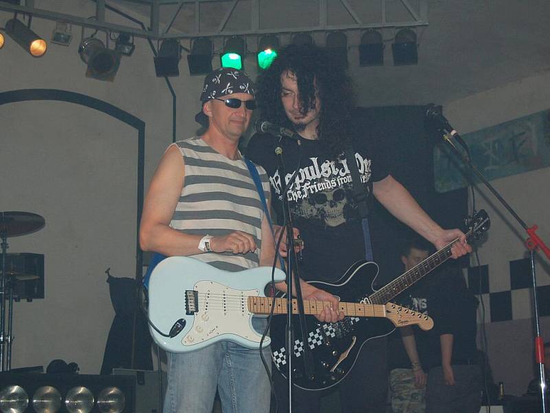Doslova punkový nářez se odehrál  mariánskolázeňském klubu Eldorádo.