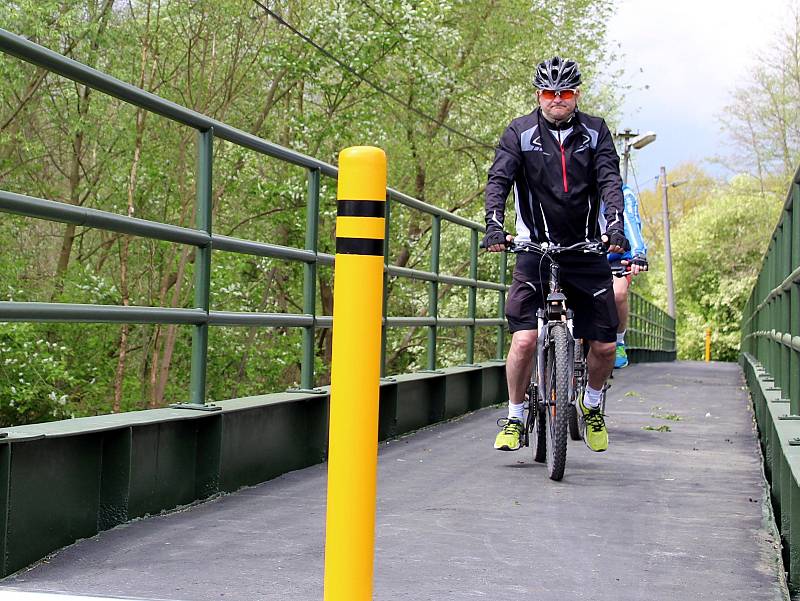 KONEČNĚ. Po třech letech nemusí cyklisté jedoucí po cyklostezce Ohře objíždět zchátralou lávku v Mostově u Odravy.