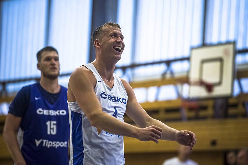 DŘINA I ODPOČINEK, to v sobě spojoval minulý týden pobyt českých basketbalistů v Mariánských Lázních. V sobotu pak proběhlo vyhlášení nejlepších hráčů minulé sezony.