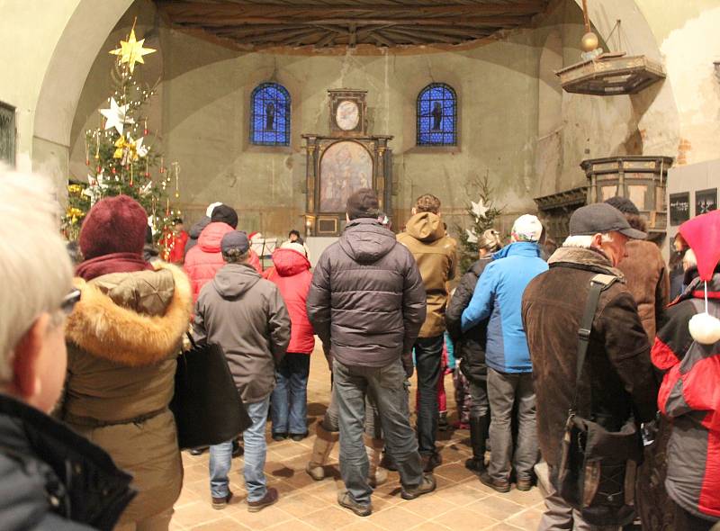 Vůně cukroví, svařáku, klobásek a dalších dobrot se o víkendu linula kostelem svatého Wolfganga v Poustce u Františkových Lázní.