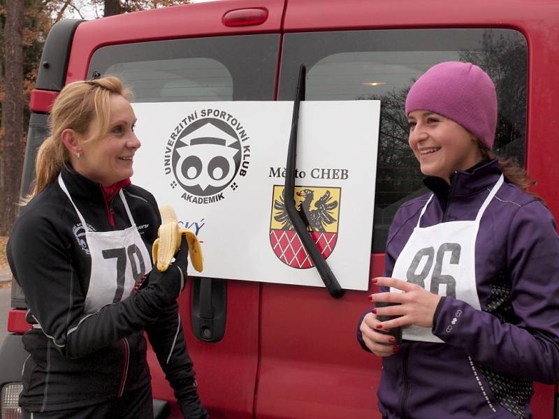 Běžecký happening pořádala Běžecká škola Miloše Škorpila ve spolupráci s Farní charitou Cheb. A ti, kteří se zúčastnili letošní 'Františkolázeňské 23hodinovky', pomáhali chebské organizaci Joker, stejně jako v minulém roce.