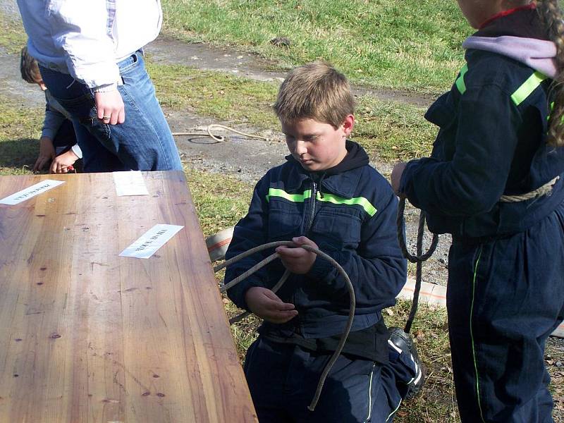  Podzimní část celostátní hry Plamen mají za sebou mladí hasiči z Chebska. Ti se v mrazivém počasí sešli v Plesné, aby se zúčastnili branného závodu neboli závodu hasičské všestrannosti. 