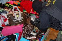 Zboží za skoro padesát milionů korun zajistili celníci v areálu tržnice Asia Dragon Bazar Svatý Kříž v obci Cheb – Háje.