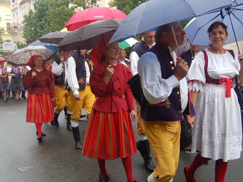 MARIÁNKY PATŘILY FOLKLORU. Mezinárodní folklorní festival Mariánský podzim se tradičně uskutečnil v Mariánských Lázních. Kromě vystoupení na kolonádě nebo v anglikánském kostele měli místní i hosté možnost spatřit krásu lidových krojů při průvodu městem. 