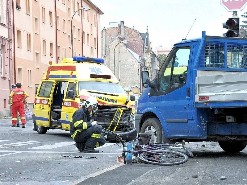 Tři lidi byli zraněni při dopolední dopravní nehodě na chebské křižovatce ulic Evropské a Valdštejnovy.