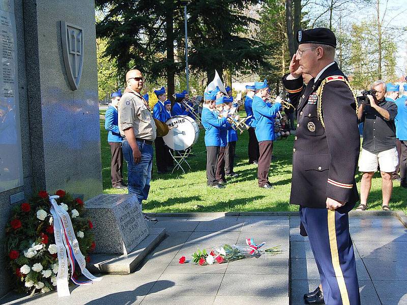 V pořadí již 66. výročí osvobození města Chebu se odehrálo u památníku 97. pěší divize americké armády, u pomníku ruské armády a k památníku 1. pěší divize USA.  