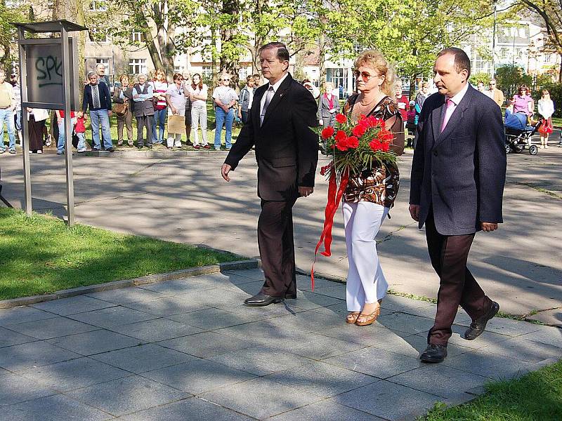 V pořadí již 66. výročí osvobození města Chebu se odehrálo u památníku 97. pěší divize americké armády, u pomníku ruské armády a k památníku 1. pěší divize USA.  