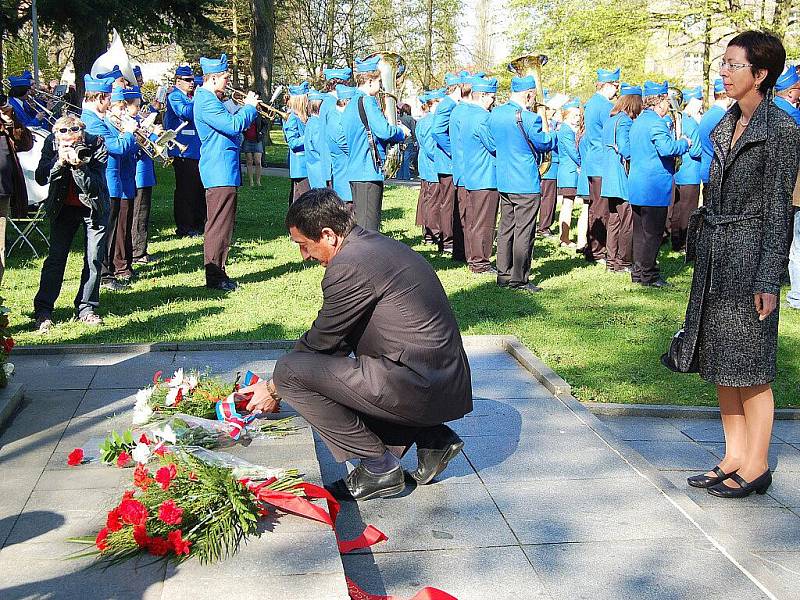 V pořadí již 66. výročí osvobození města Chebu se odehrálo u památníku 97. pěší divize americké armády, u pomníku ruské armády a k památníku 1. pěší divize USA.  