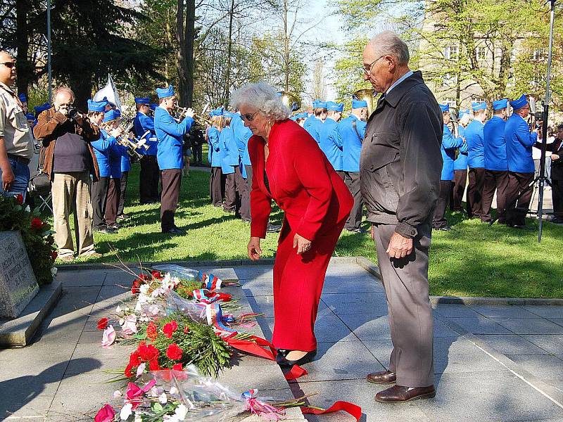 V pořadí již 66. výročí osvobození města Chebu se odehrálo u památníku 97. pěší divize americké armády, u pomníku ruské armády a k památníku 1. pěší divize USA.  