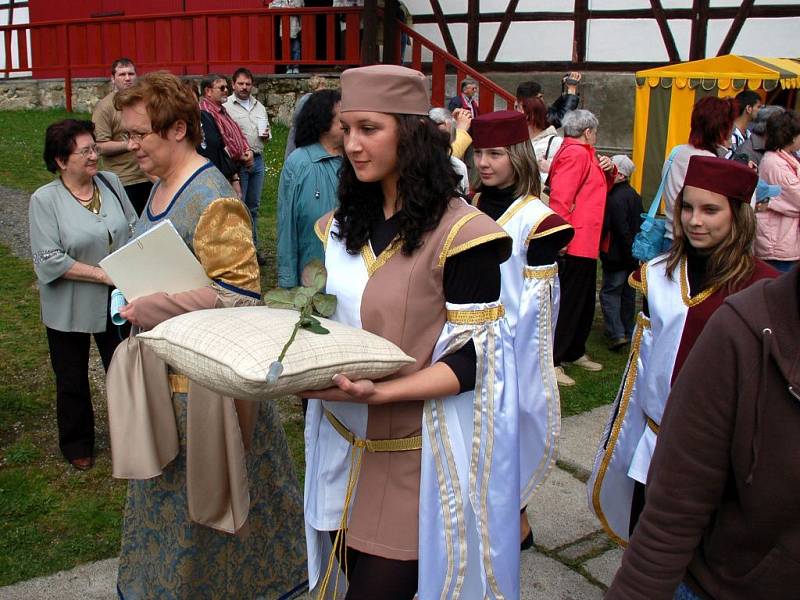 Seebergské hry, slavnostní otevírání hradu Seeberg na Františkolázeňsku, přilákaly stovky návštěvníků