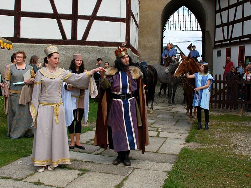 Seebergské hry, slavnostní otevírání hradu Seeberg na Františkolázeňsku, přilákaly stovky návštěvníků