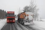 Nejhorší situace byla na Mariánskolázeňsku. Nedaleko od Mnichova ve sněhu uváznul dokonce nákladní automobil Tatra. Silnice na Bečov je průjezdná jen se zvýšenou opatrností