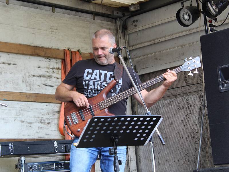 Kapela Quo vadis zahrála o víkendu všem obyvatelům obce Pomezí nad Ohří.