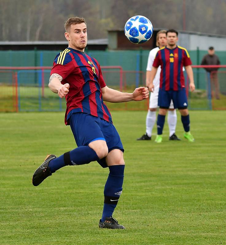 Chebská Hvězda (v bílém) dosáhla v Nové Roli na výhru 2:0.