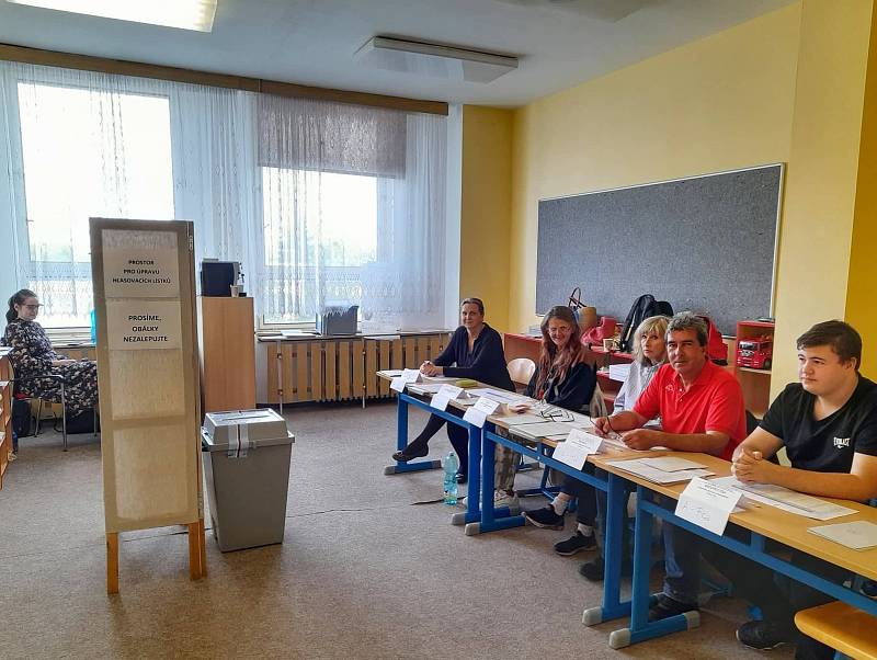 Volby probíhají i na 3. Základní škole v Chebu. Prvotní nával voličů opadl, účast je zatím podle volební komise vysoká.