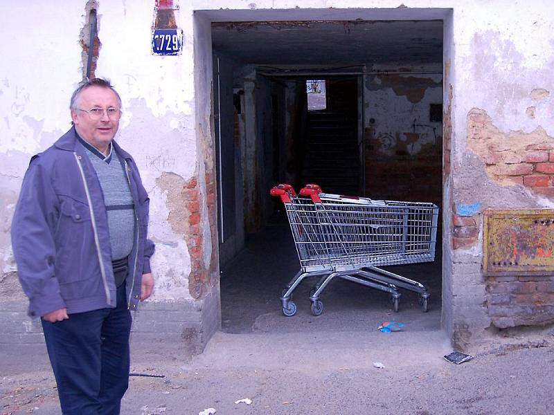 Nákupní vozík ve vchodu jednoho z domů v chebské Wolkerově ulici