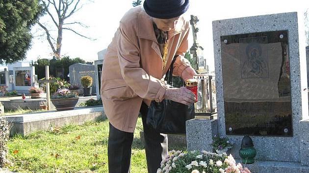 Pozůstalí zamířili na hroby svých nejbližších. Mezi nimi i jednadevadesátiletá Marie z Chebu. 