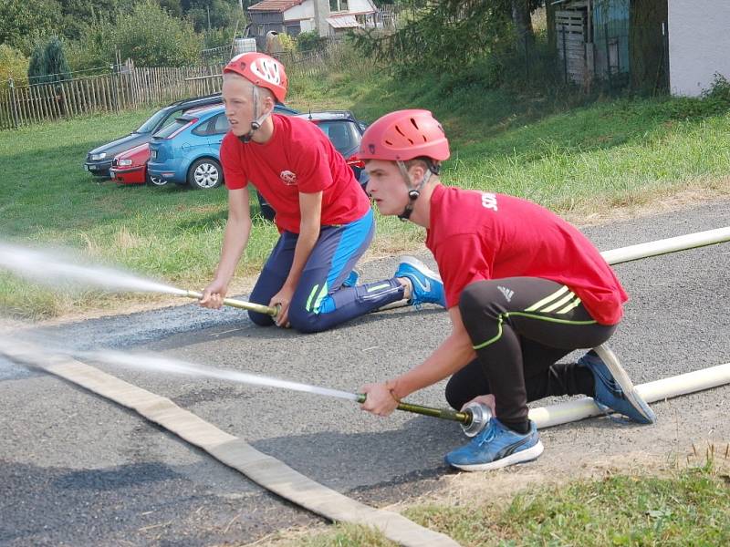 Provést požární útok přišla o víkendu do Plesné více než stovka účastníků. Konal se tam totiž v pořadí již 29. ročník soutěže v požárním sportu O pohár starosty města Plesná.