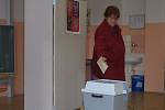 Volební lístek přišli hodit lidé do uren na chebském sídlišti Skalka v sobotu v menším počtu. 