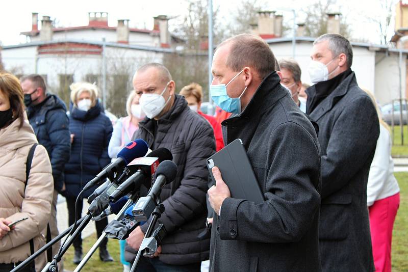 Ministr zdravotnictví Jan Blatný navštívil město Cheb. Jednal tu s lékaři o těžké situaci. Přítomní tu byli i lidé s transparenty.