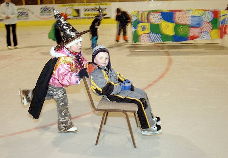 Karneval Školičky bruslení na zimním stadionu v Mariánských Lázních