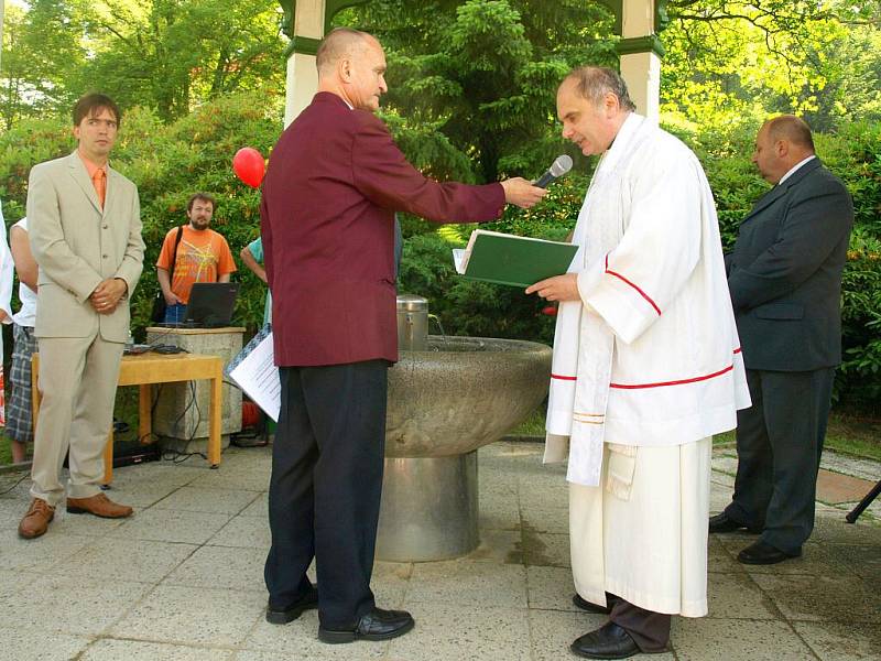 Svěcení pramenů se v sobotu dopoledne uskutečnilo v Lázních Kynžvartu. I zde tak může začít lázeňská sezona. Zároveň na hřišti oslavili ti nejmenší den dětí.