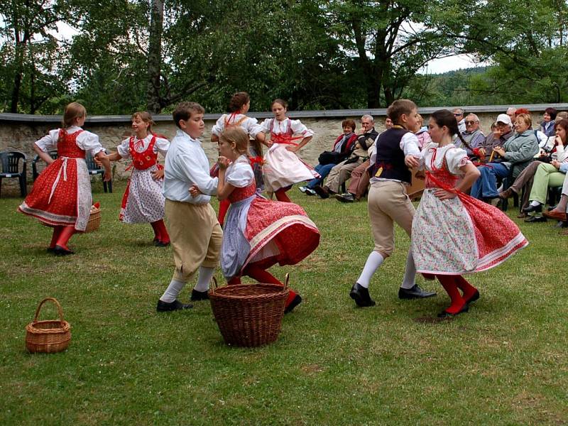 Vystoupení dětského folklorního souboru Marjánek na hradě Seeberg